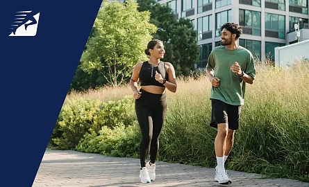 Eine Frau und ein Mann beim Laufen, die sich gegenseitig anlächeln.