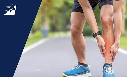 Ein Läufer greift sich auf das Schienbein