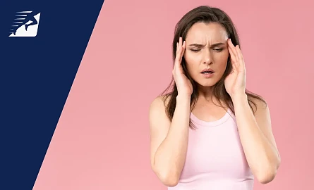 Eine Frau mit Migräne