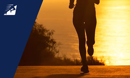 Eine Frau beim Laufen bei Sonnenaufgang