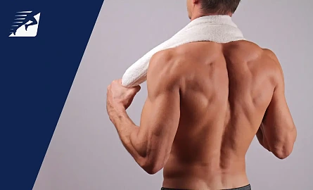 Mann mit einem starken Rücken