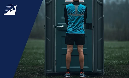 Läufer wartet vor einer Toilette