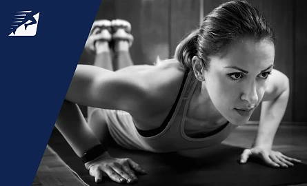 Eine Frau bei Burpees