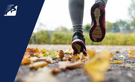 Beine und Laufschuhe einer Läuferin