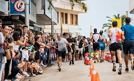 Ein Teilnehmer bei der TriTour Tossa de Mar