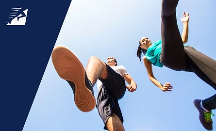 Zwei Läufer vom Boden aus fotografiert