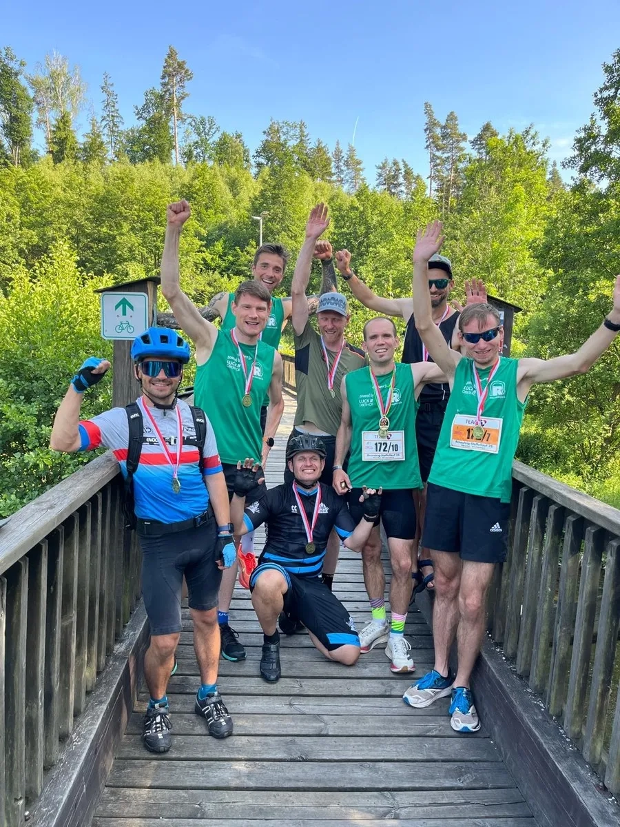 Rennsteig-Staffellauf 2025: Das Team des GutsMuths-Rennsteiglaufverein lieferte den Ostthüringern einen harten Fight und war im Ziel nicht unzufrieden mit dem 2. Platz.