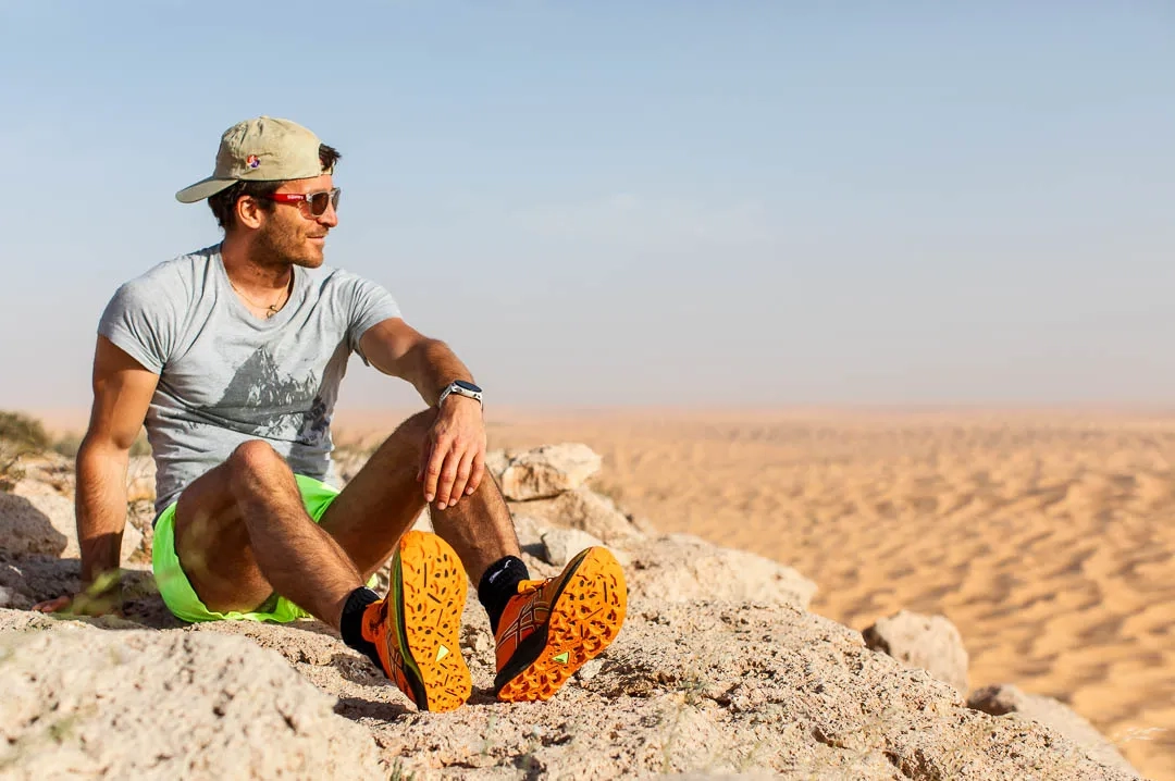 Ein Sportler mit dem Asics Fuji Speed und Wüste im Hintergrund