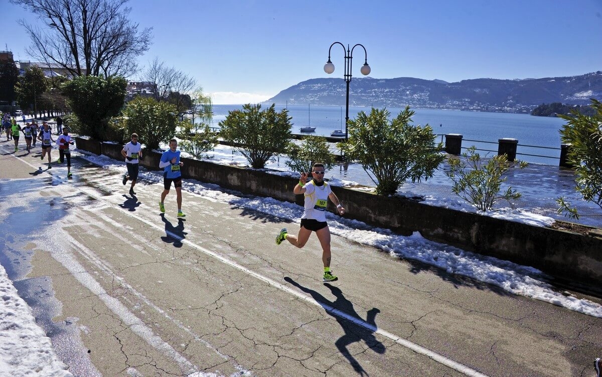 Anfang November kann beim Lago Maggiore Marathon durchaus auch Schnee am Straßenrand liegen