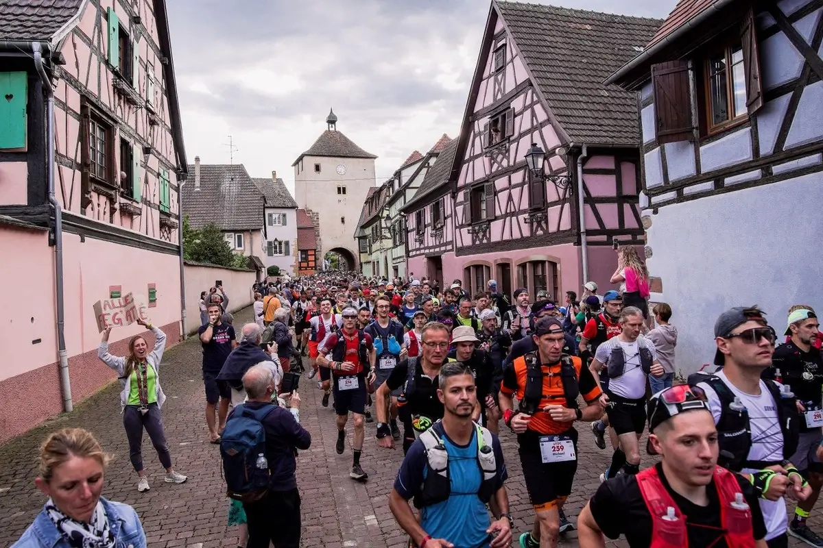 Start des Ultra-Trail des Chevaliers 2025 (100M) in Turckheim