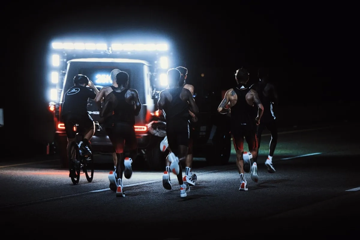 Sibusiso Kubheka läuft mit dem Adidas Adizero Evo Prime X die 100 km als erster Mensch in unter 6 Stunden.