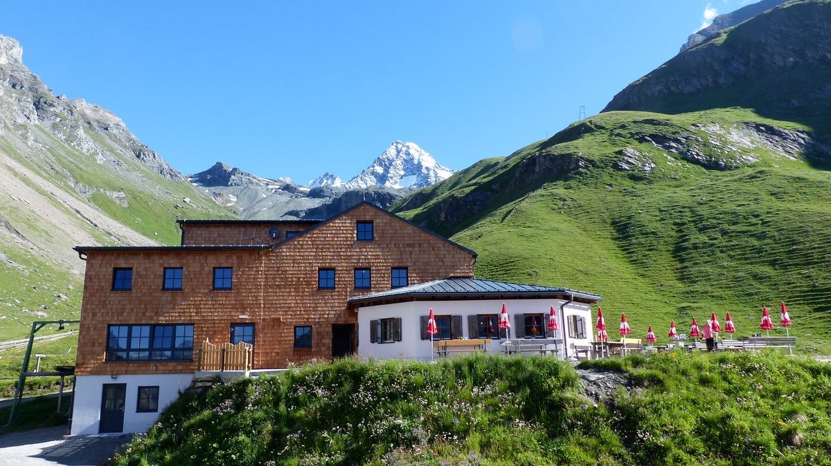 Die Lucknerhütte mit Blick auf den Großglockner in der Glocknergruppe