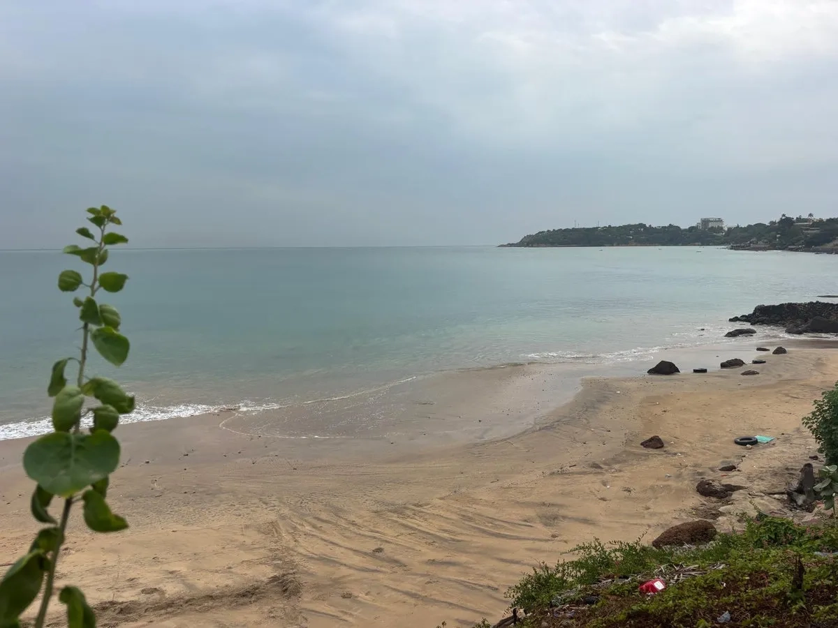 Sehr verschmutzter öffentlicher Strand