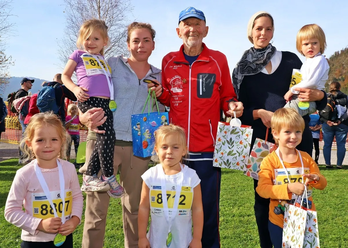 Wolfgangseelauf 2024: Der älteste Teilnehmer Josy Simon (91) mit den Jüngsten.