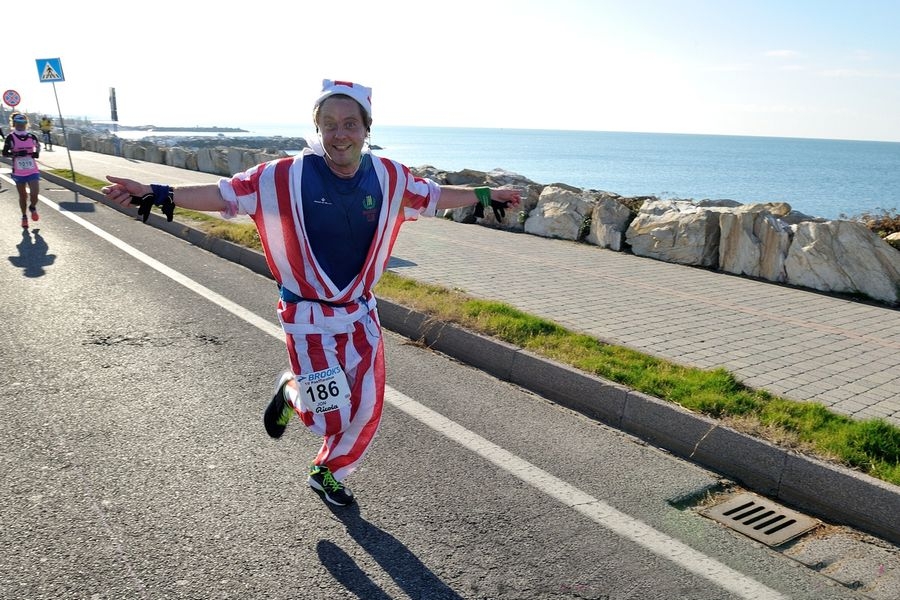 Ein bunt bekleideter Läufer beim Pisa Marathon