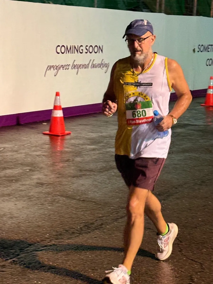 Brunei Marathon: Foto 37 Peter Friees trotzt dem Regen