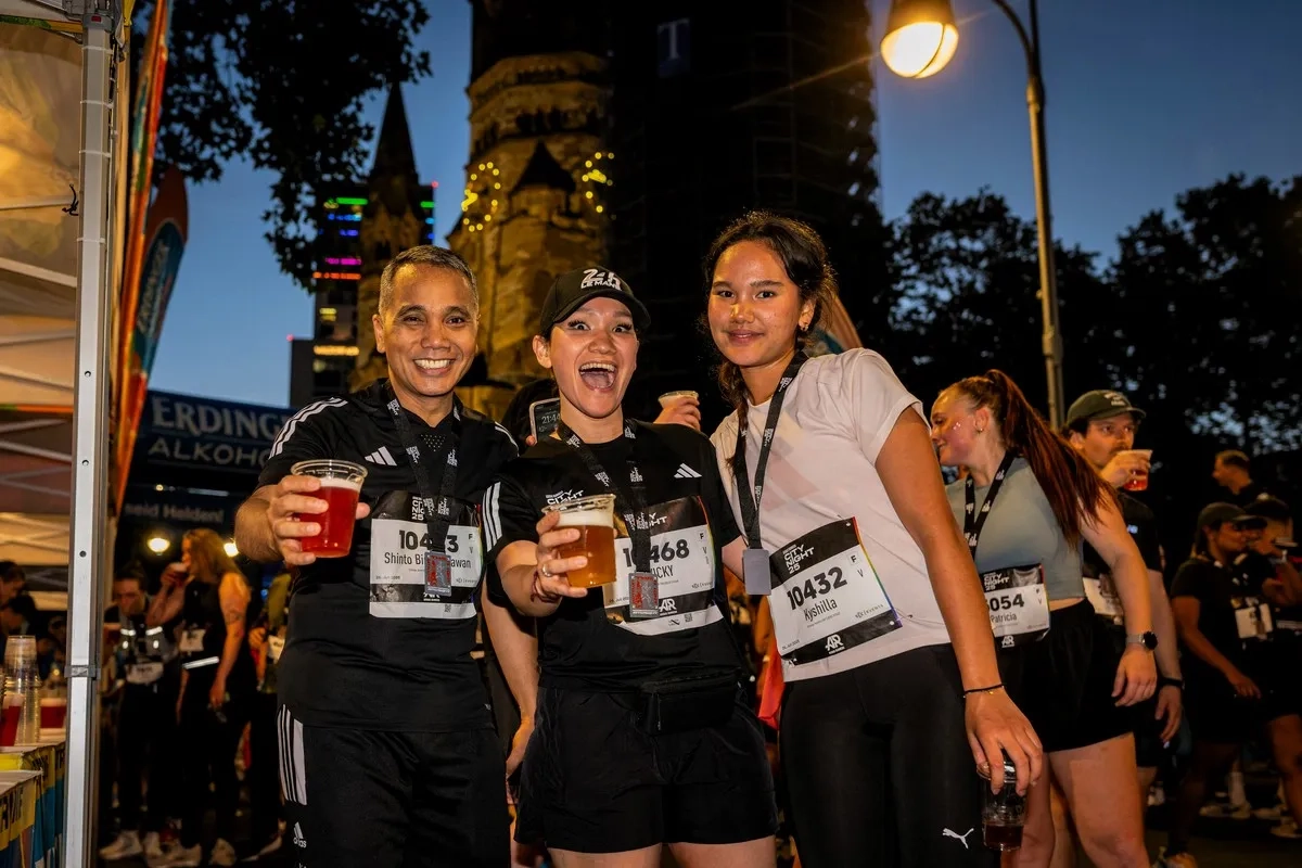 Glückliche Teilnehmer bei der adidas Runners City Night Berlin 2025