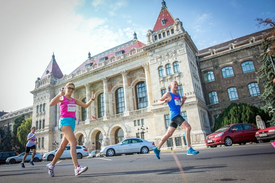 Eine gut gelaunte Läuferin beim Budapest-Halbmarathon. Foto: Veranstalter