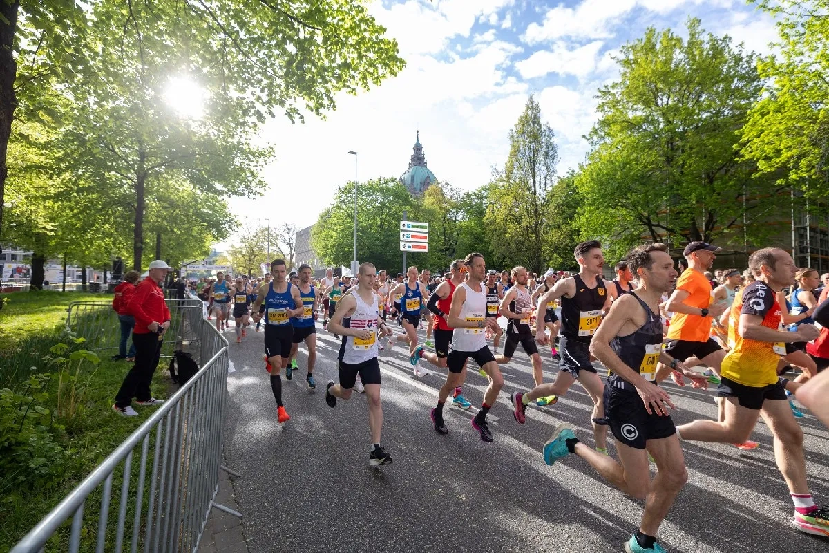 Hannover Marathon 2024: Läufer auf der Strecke