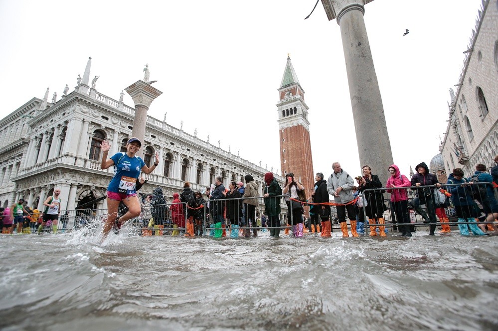 Wasserschlacht beim Venedig Marathon 2018 - die Teilnehmer hatten trotz des Schlechtwetters ihren Spaß. Foto Veranstalter