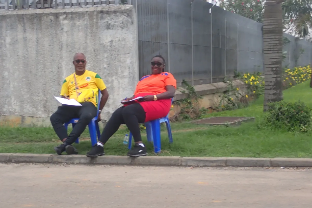 Kontrollstelle mit ivorischen Helfern