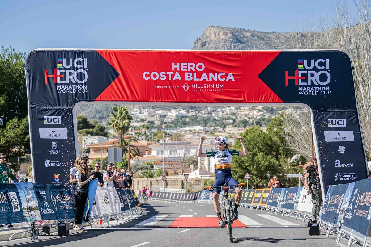 HERO Costa Blanca 2026 mit Siegerin Anna Weinbeer (© wisthaler.com) HERO Costa Blanca 2026 mit Siegerin Anna Weinbeer