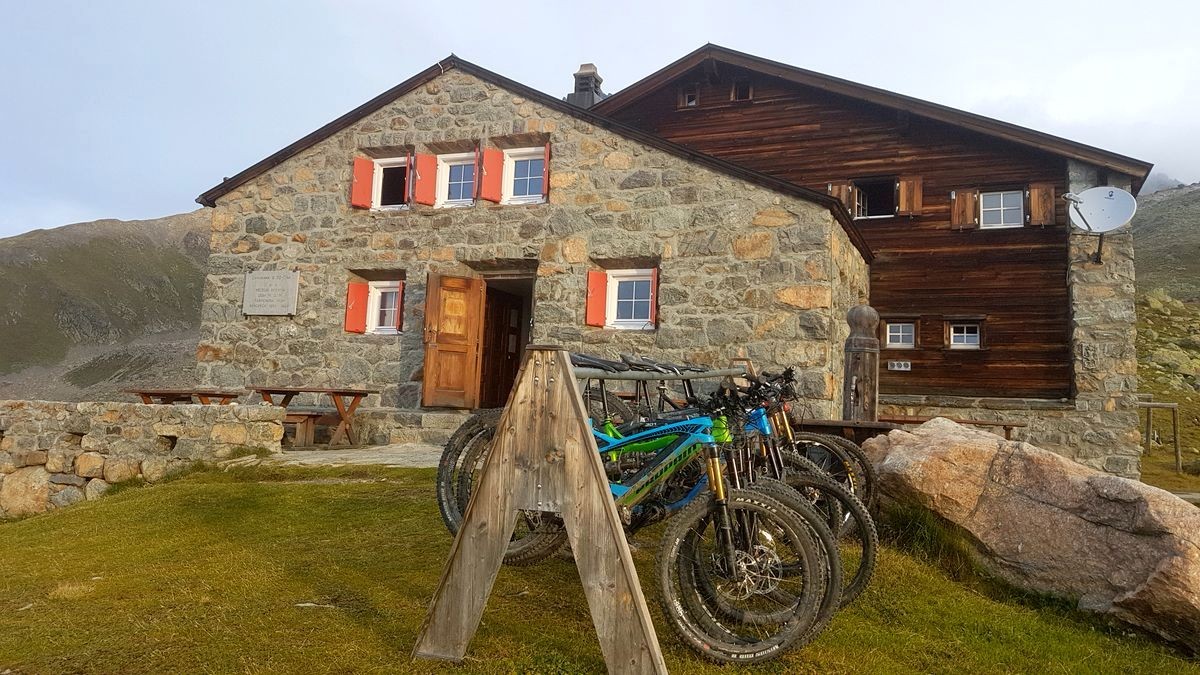 Die Es-Cha Hütte ist mit der MTB erreichbar.