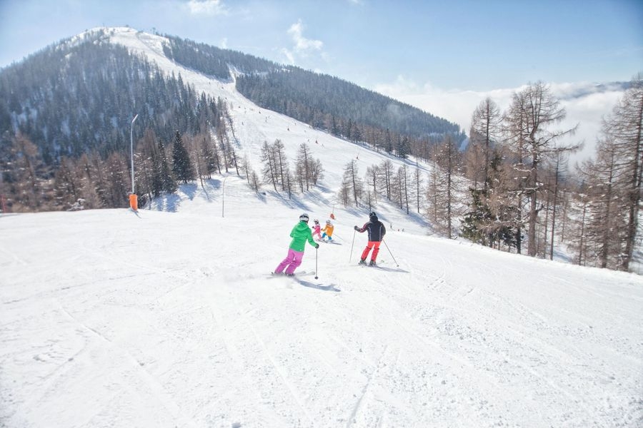 Kinder beim Skifahren in Bad Kleinkirchheim. Foto: Bad Kleinkirchheimer Bergbahnen