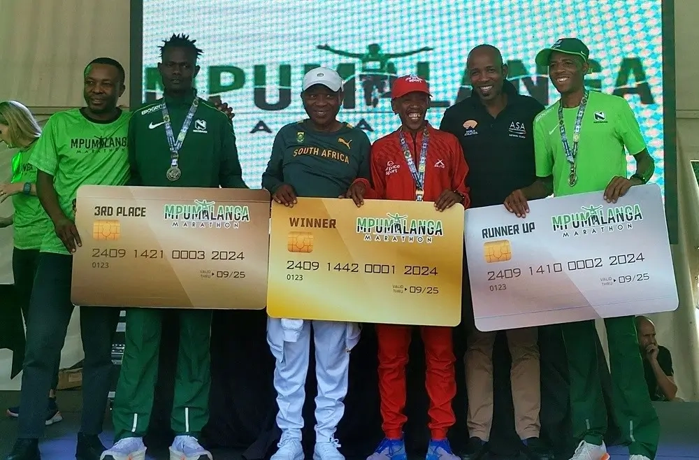 Mpumalanga-Marathon Sieger Khatoane (rote Kleidung)