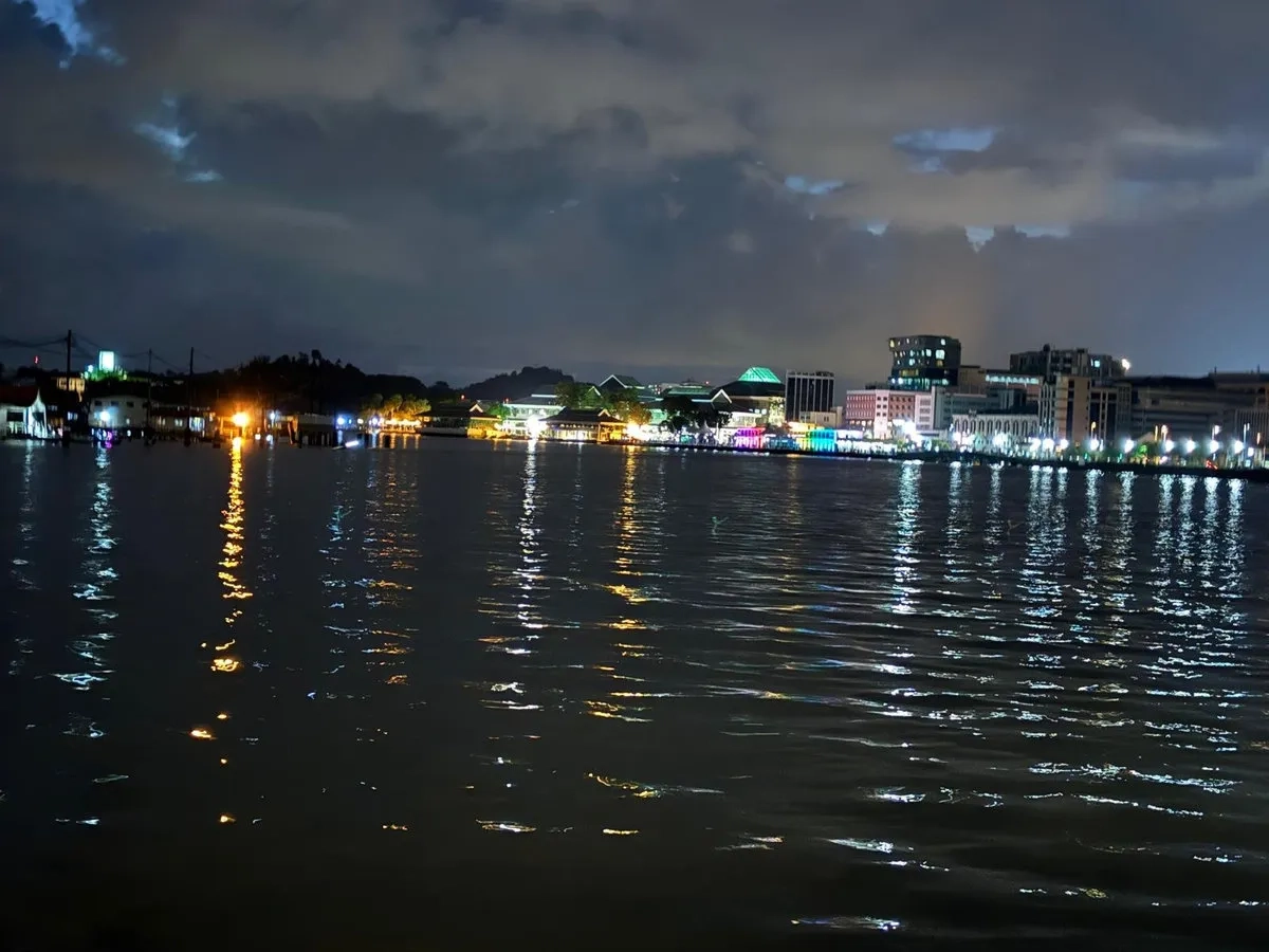 Brunei Marathon: Foto 32 nächtliche Stimmung am Brunei River