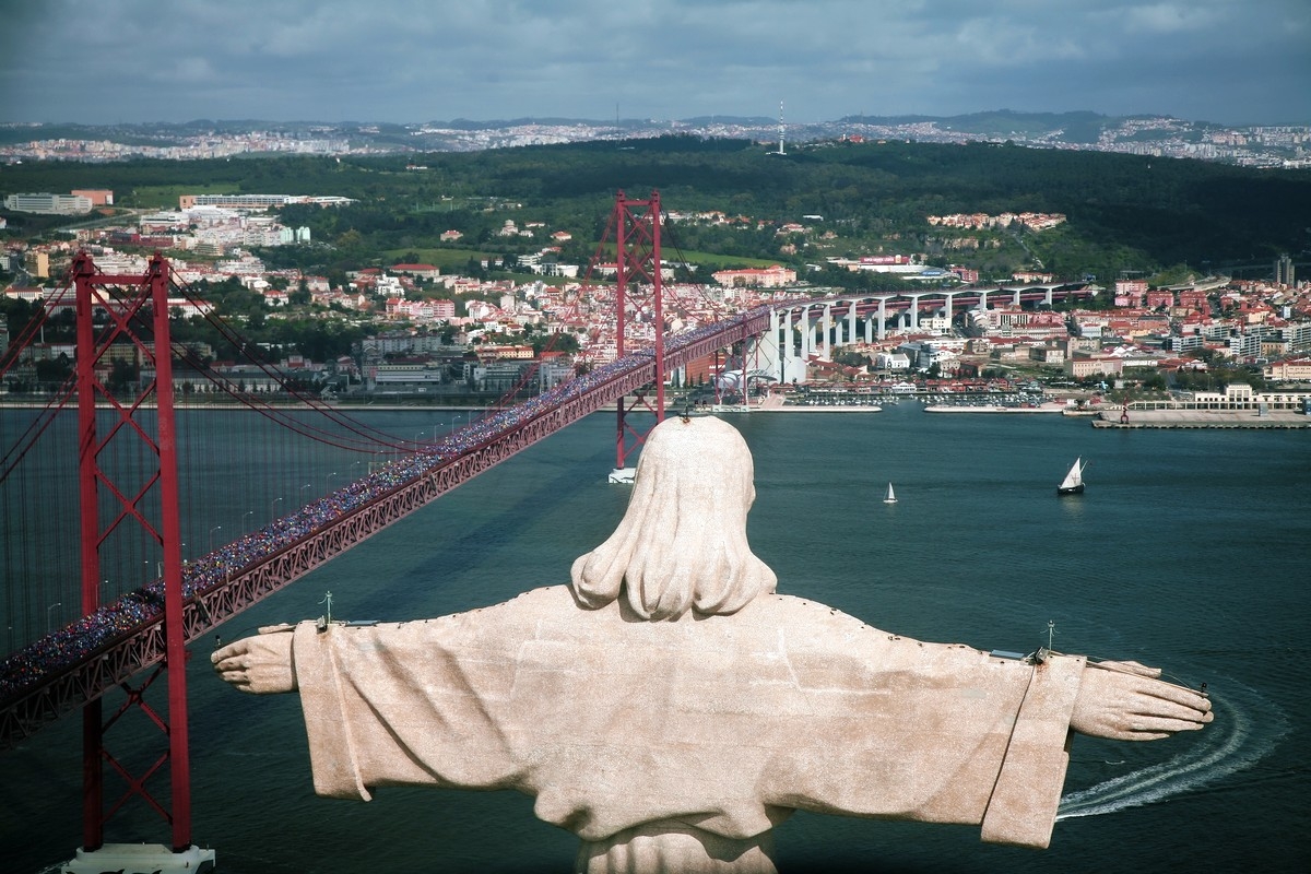 Eine Brücke voll gefüllt mit Läufern beim Lissabon Halbmarathon