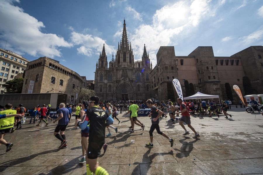 Die Großstadt laufend erkunden beim Barcelona-Marathon. Foto: Veranstalter