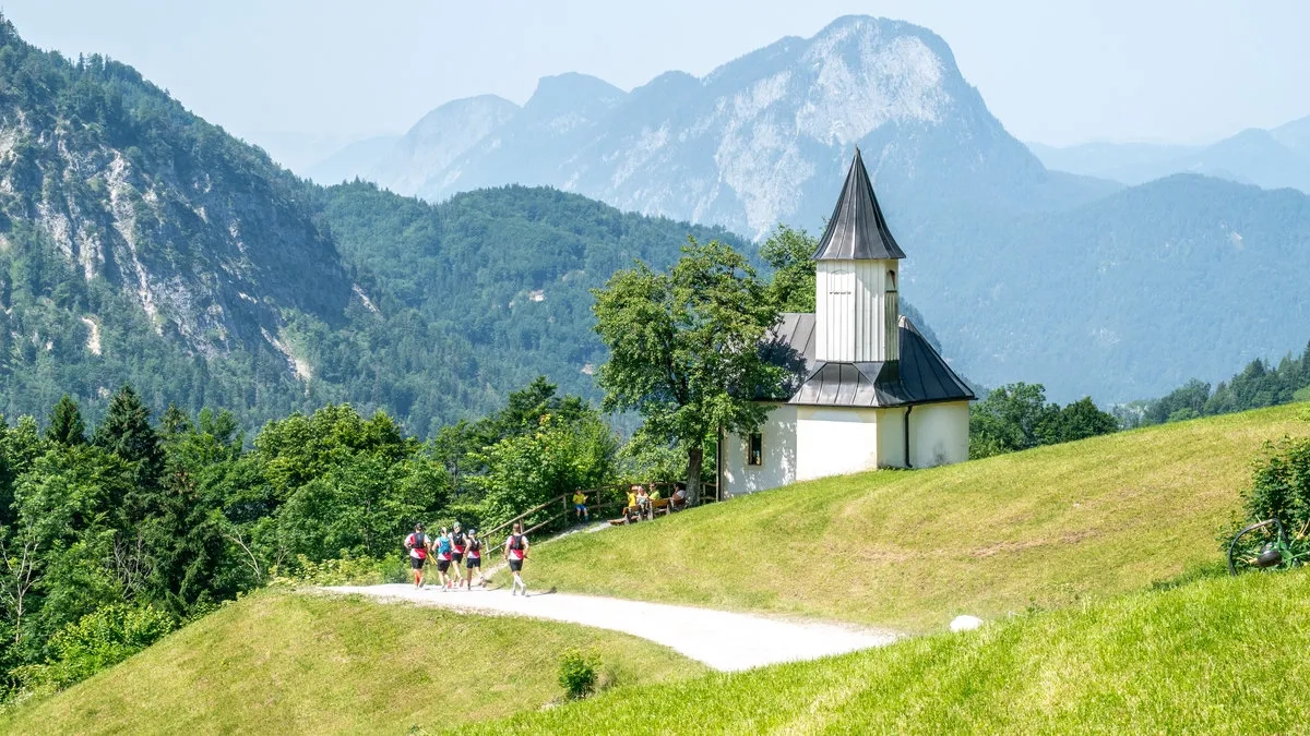 Ebbser Koasamarsch 2025: Vorbei an der malerischen Antonius-Kapelle im Kaisertal.