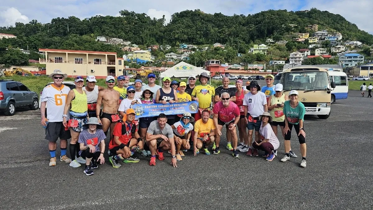 Volcanic Sand Marathon: Gemeinschaftsfoto vor dem Start am Flugfeld in Arnos Vale