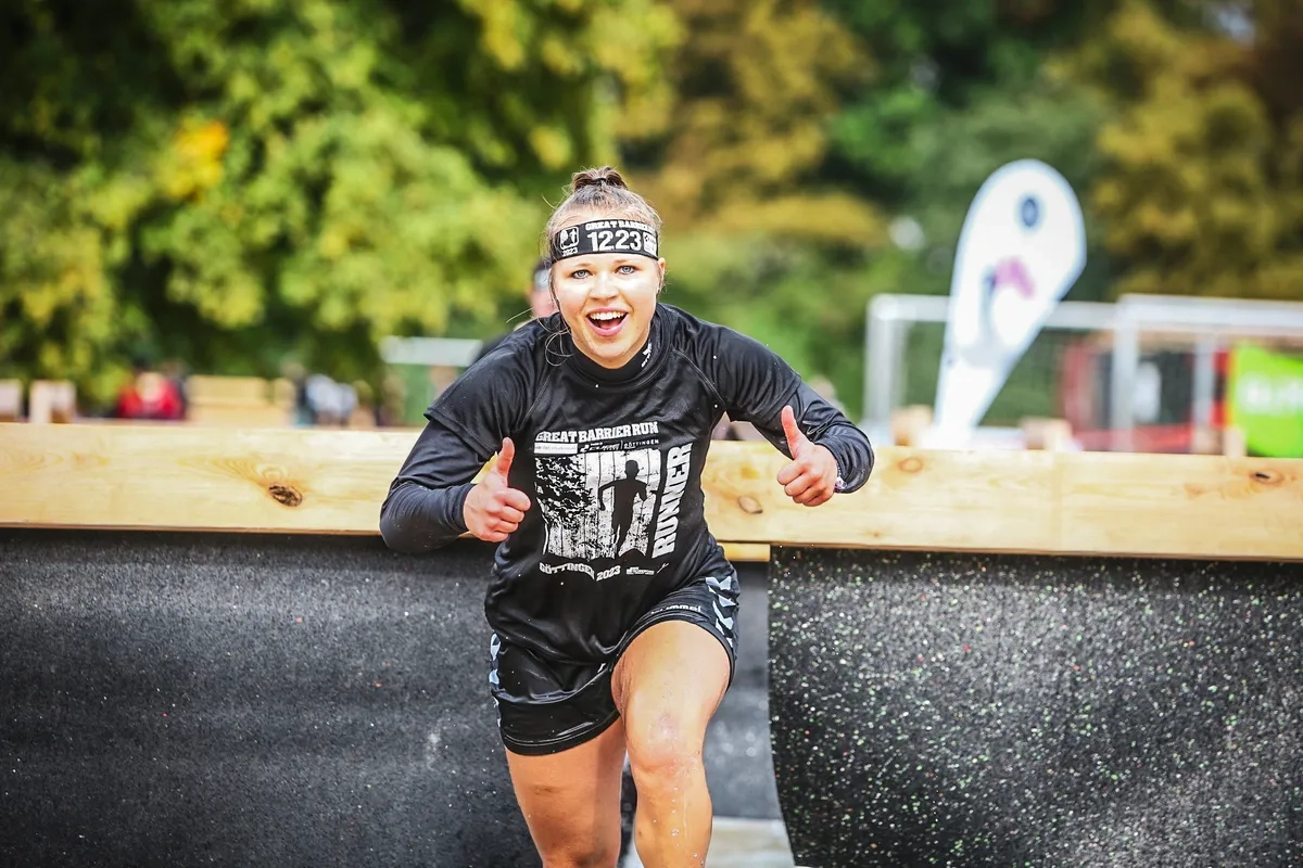 Eine Läuferin beim Obstacle City Run Göttingen