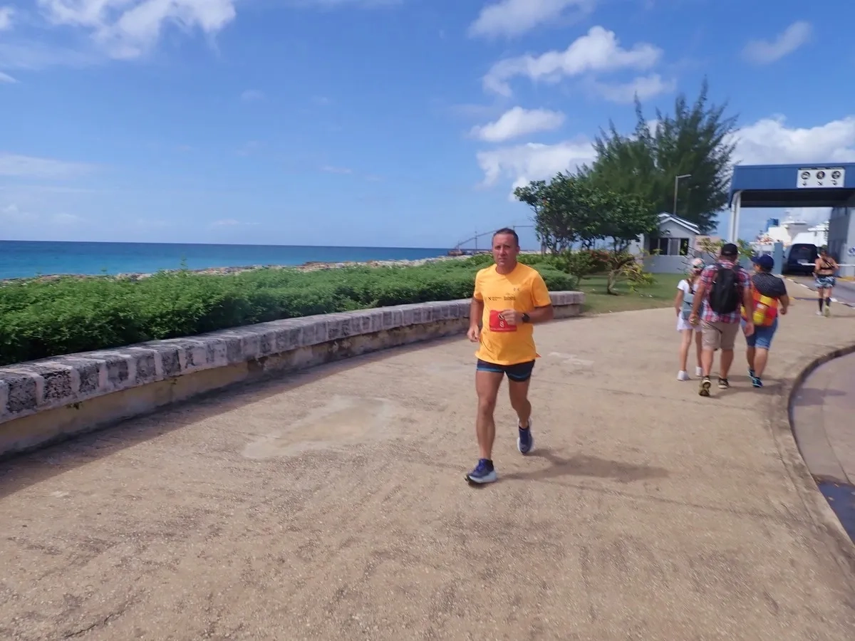 Barbados Marathon: Dragan Mladenovic in konstantem Tempo unterwegs