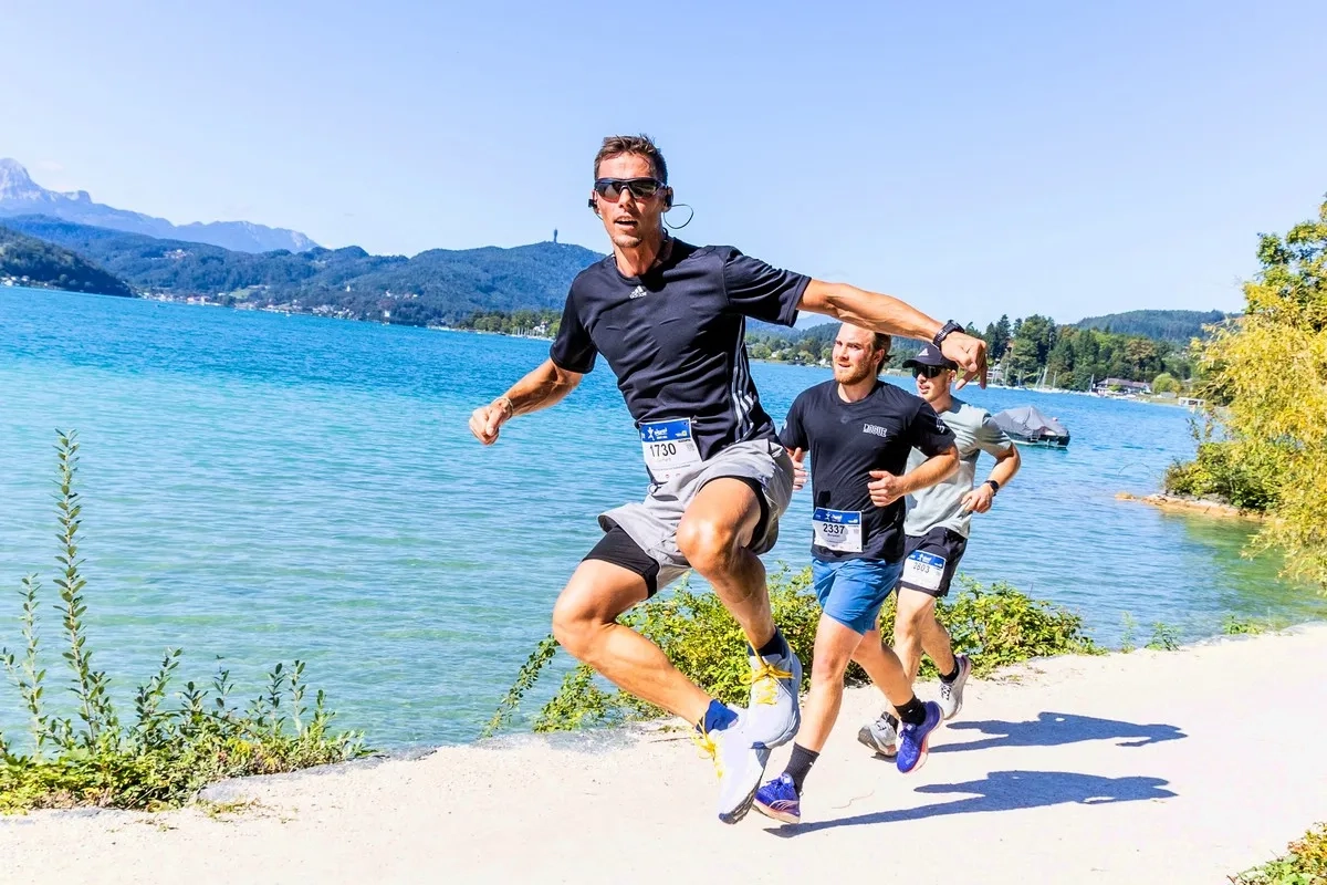 Wörthersee Halbmarathon 2025: Läufer am See