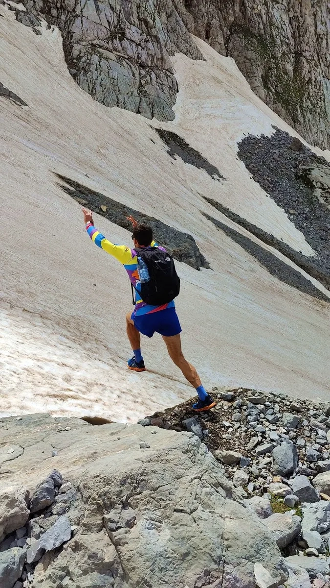 Sprung in ein Schneefeld mit den inov-8 Trailfly G270 Schuhen.