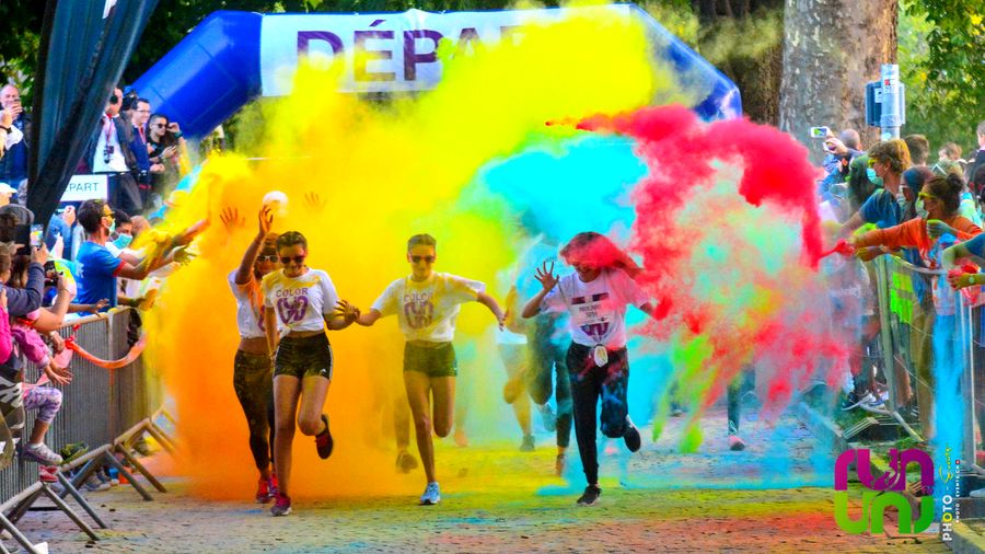 Das Bild zeigt Läuferinnen beim Run To Run 10 km de Carouge et Color Carouge in der Schweiz. Foto: Veranstalter