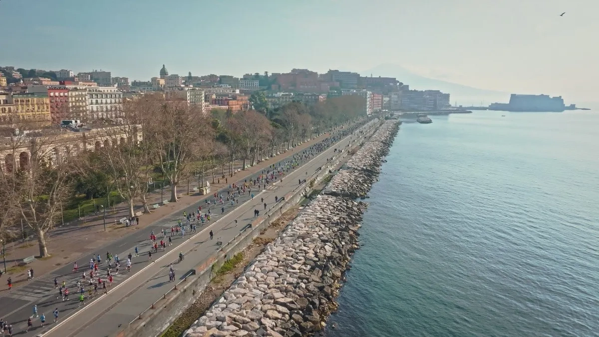 Blick von oben auf die Teilnehmer beim Napoli City Half Marathon 2025