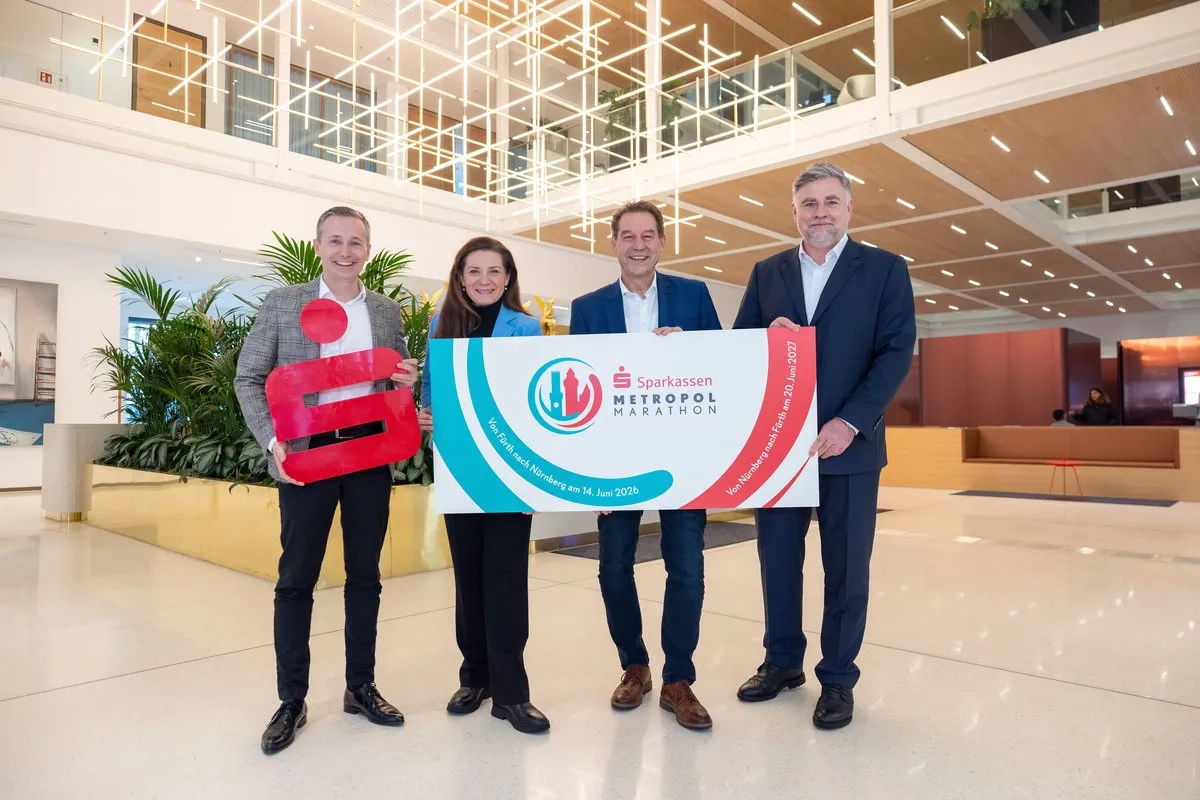 Matthias Wittmann (Sparkasse Nürnberg), Nürnbergs Schul- und Sportreferentin Cornelia Trinkl, Fürths Sportbürgermeister Markus Braun und Adolf Dodenhöft (Sparkasse Fürth), freuen sich auf eine weitere Zusammenarbeit.