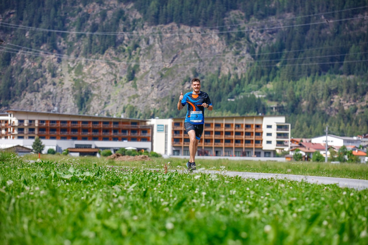 Beim Aqua Dome Thermenlauf sind die Läufer von Bergen umgeben. Foto: © Veranstalter Aqua Dome Thermenlauf 85 1666684351
