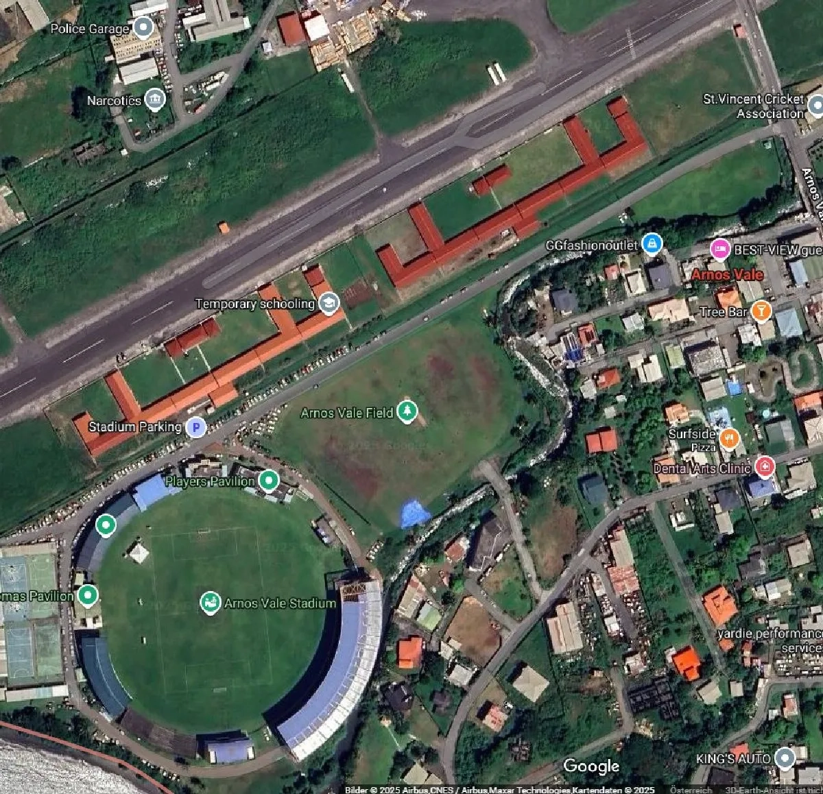 Flugfeld mit den Schulbaracken