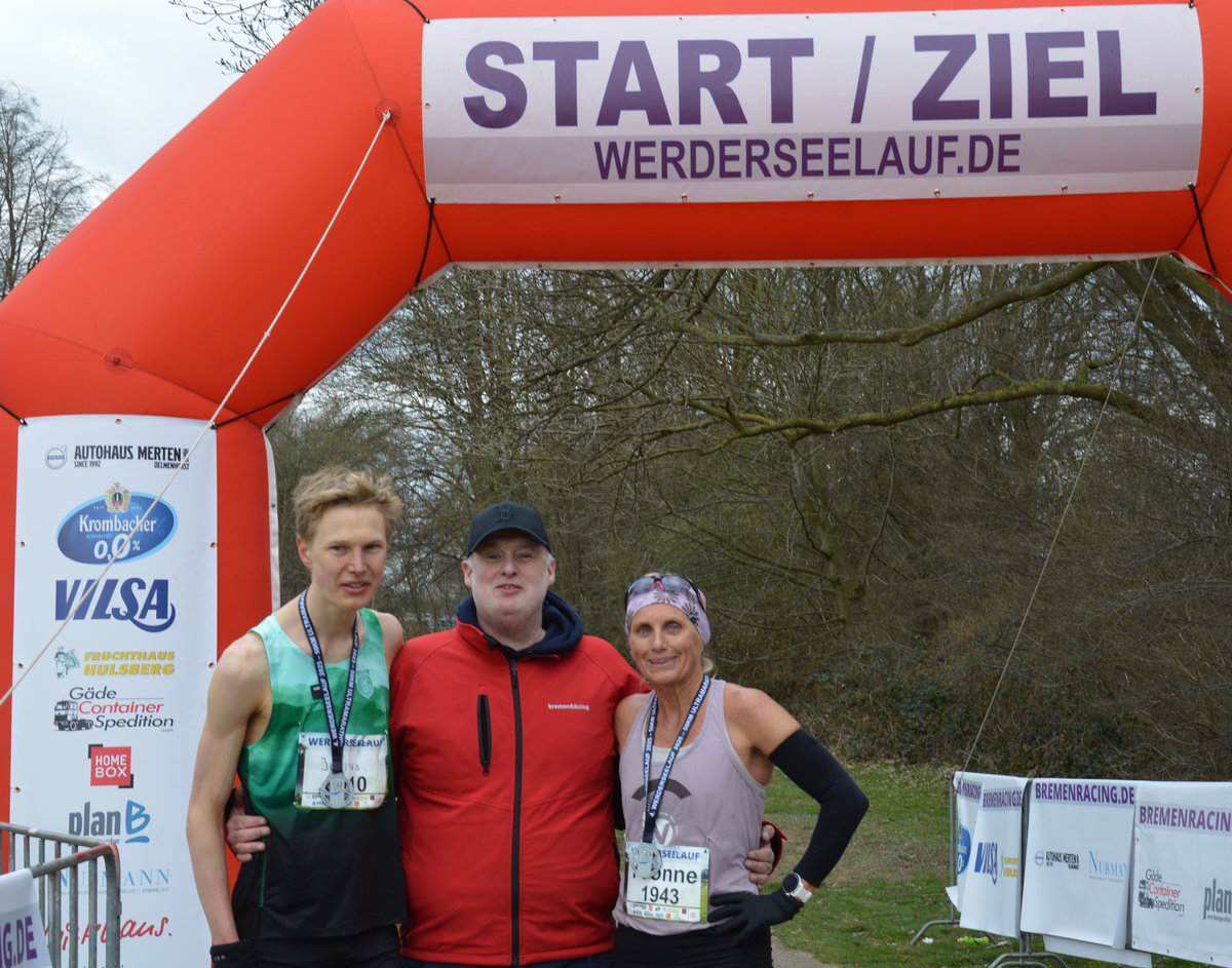 Werderseelauf 2025: Die Sieger Julius Wiggerthale und Yvonne van Vlerken mit Thomas Adic