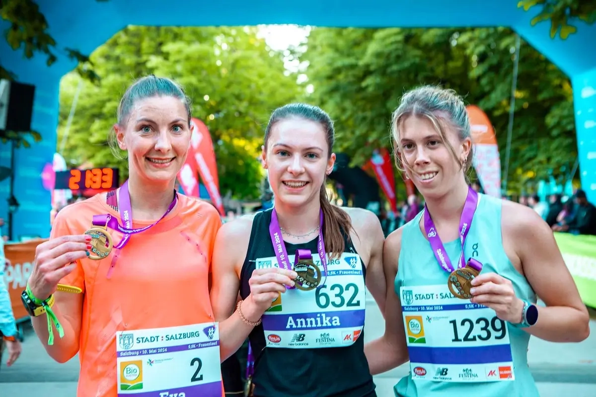 Salzburger Frauenlauf 2024: Die zweitplatzierte Eva Wutti, Siegerin Annika Leinweber und die drittplatzierte Anna Thaumiller.