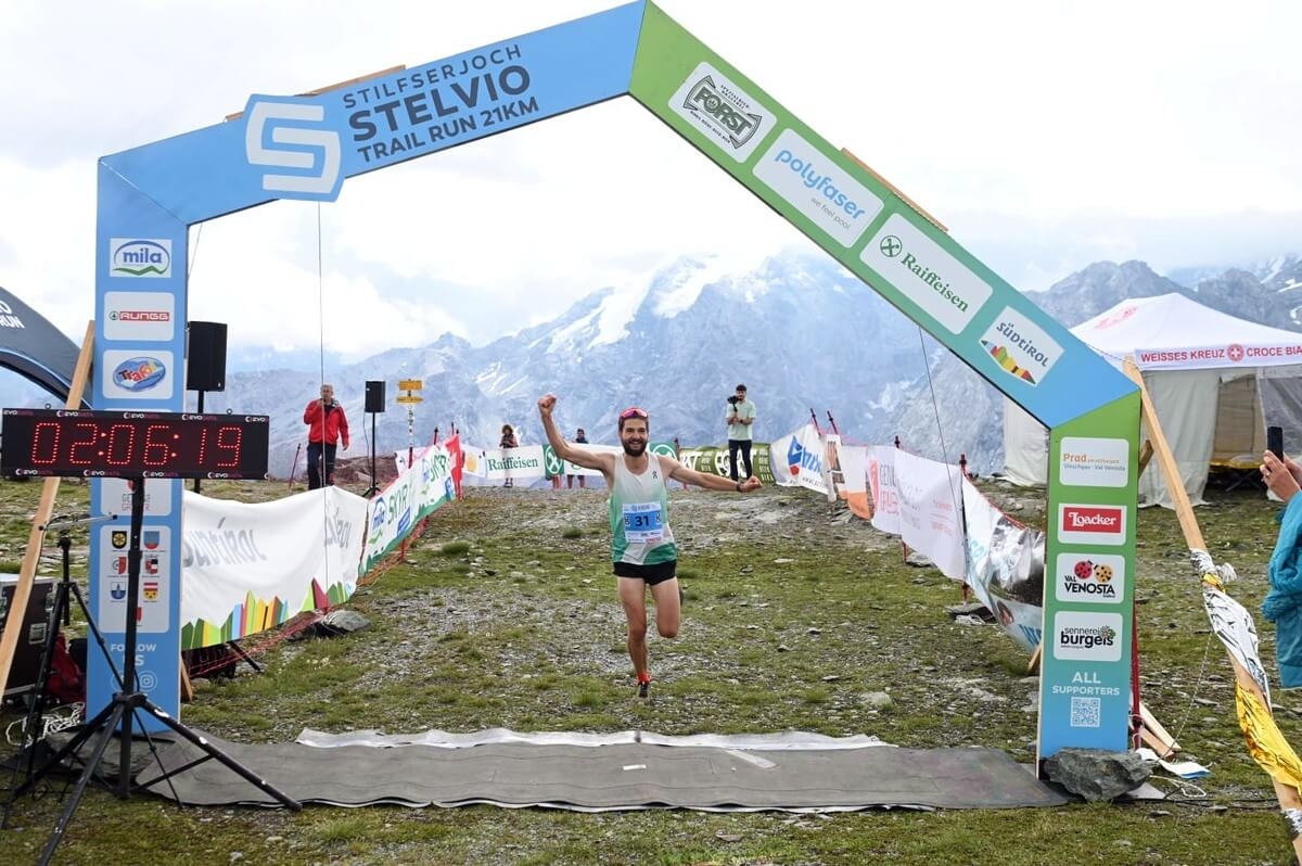 Zieleinlauf von Konstantin Wedel beim Stelvio Trail Run auf fast 3.000 Metern Höhe