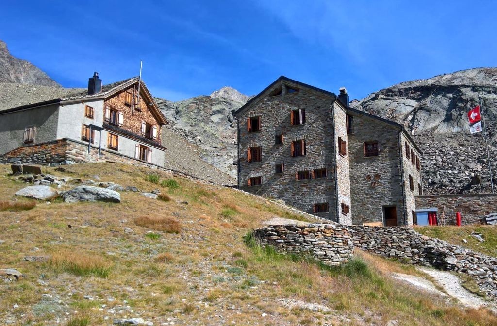 Die begeherte Weissmieshütte im Sommer. Foto Weissmieshütte, Foto von Carla und Roberto Arnold