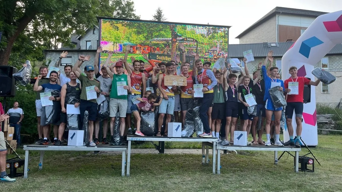 Rennsteig-Staffellauf 2025: Siegerehrung der drei erfolgreichen Männerteams vom GutsMuths-Rennsteiglaufverein, den X-Runners und den schnellen Mechanikern.