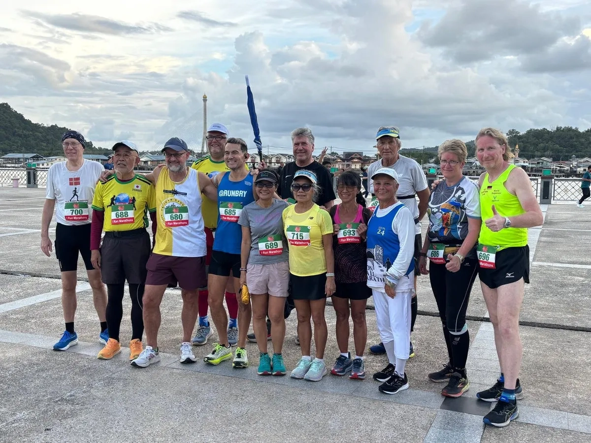 Starterfeld beim Brunei Marathon: v.l.n.r.: Klaus Egedesoe, Toshinori Watanabe, Peter Friis, Thomas Godlewsky, Bryan Lip, Muantawan Arsrairas, Klaus Westphal, Chau Smith, Yen Nguyen, Parvaneh Moayedi, Anton Reiter, Doris und Mario Sagasser.