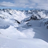 Skitour Hochreichkopf 24: Blick knapp unterhalb des Gipfels in das Tal. Die Abfahrt ermöglicht viele kreative Varianten.